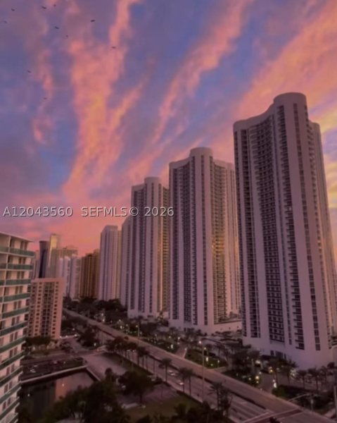 Apartment for rent at Plaza of the Americas 508