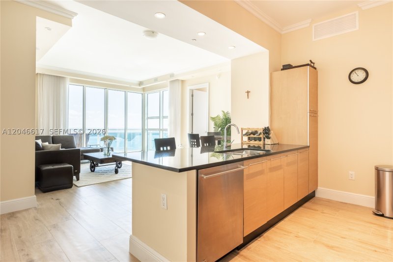 Condo for sale at The Plaza Tower I 5011