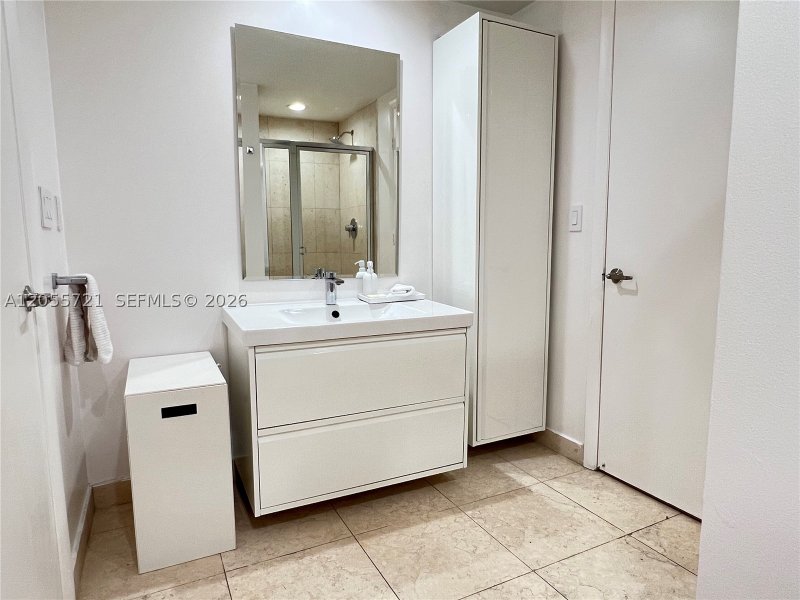 Condo for sale at Icon Brickell Tower II BAY406