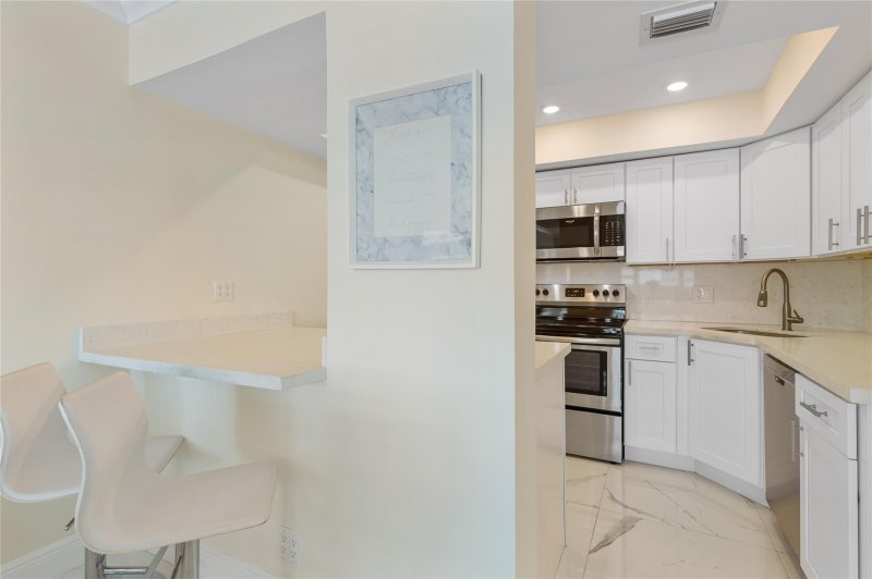 Apartment for rent at Ocean Summit 1516