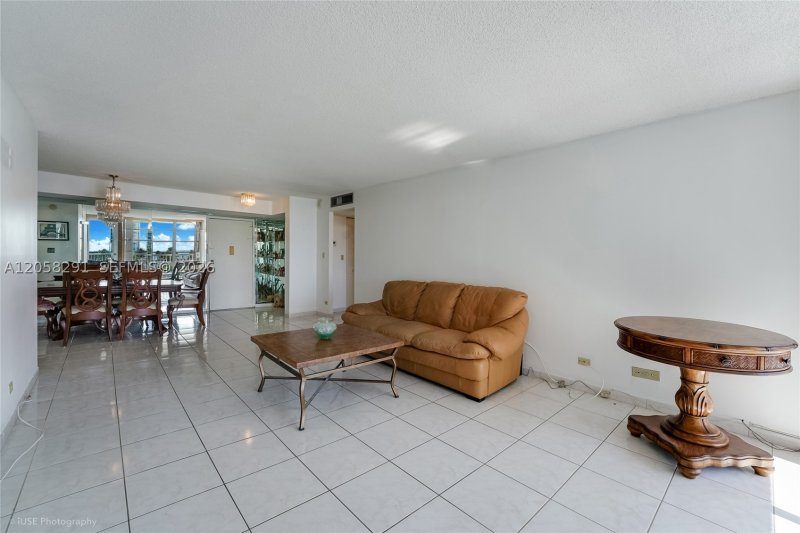 Condo for sale at Winston Towers 617