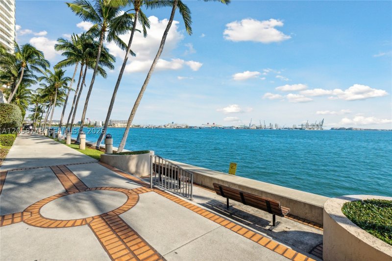 Comprar apartamento no Brickell Key Two 719