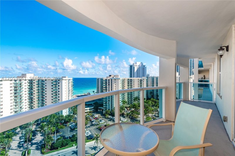 Apartment for rent at Hallmark of Hollywood 1716