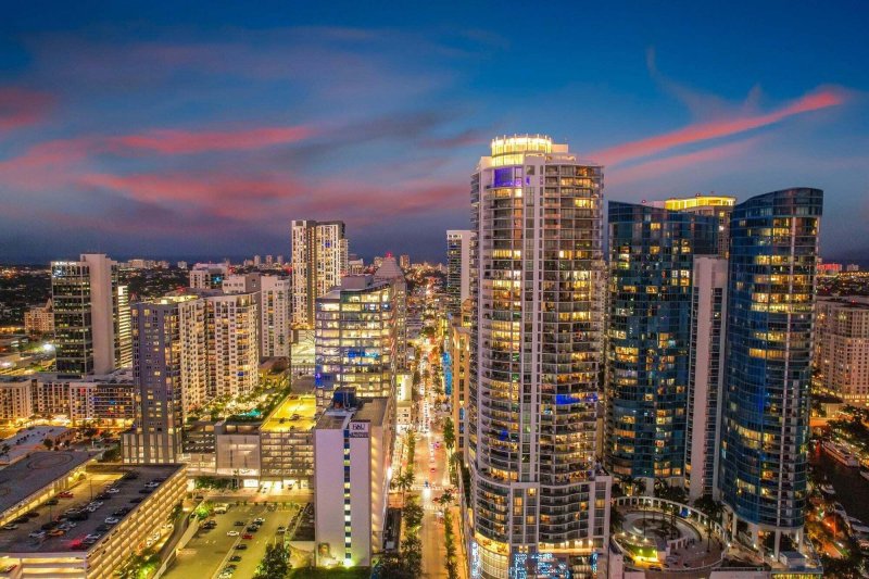 100 Las Olas Apt #1902