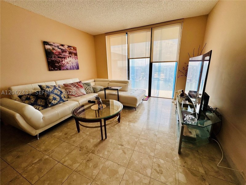 Comprar apartamento no Biscayne Cove PH03
