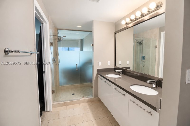 Condo for sale at The Ivy 3212