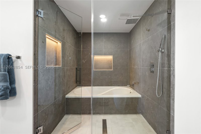 Condo for sale at Marina Blue 2009