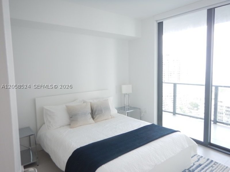 Aluguel de apartamento no Paraiso Bayviews 1902