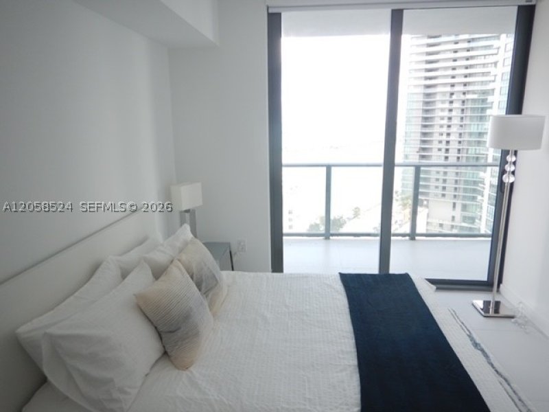 Aluguel de apartamento no Paraiso Bayviews 1902