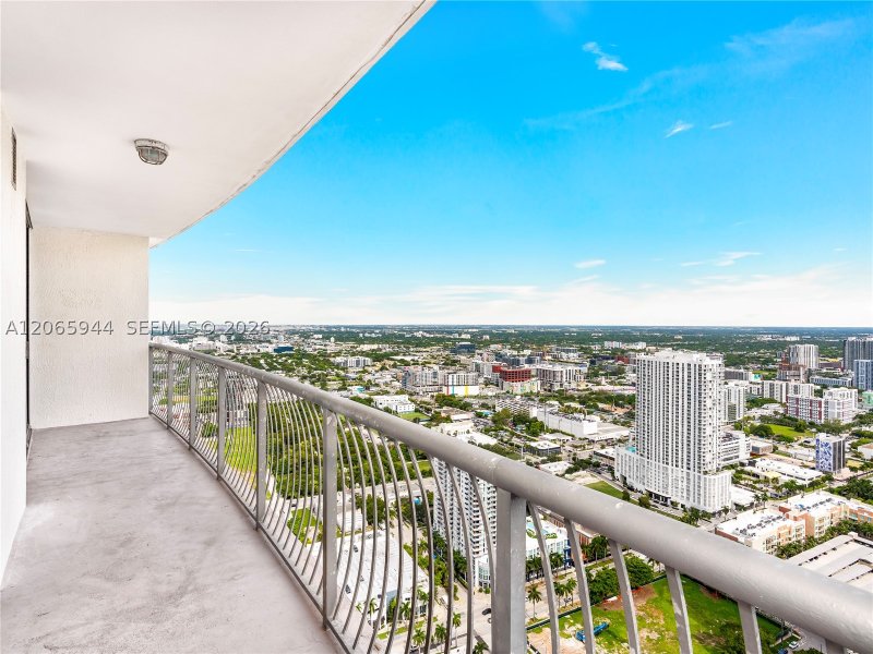 Comprar apartamento no Opera Tower PH-5309