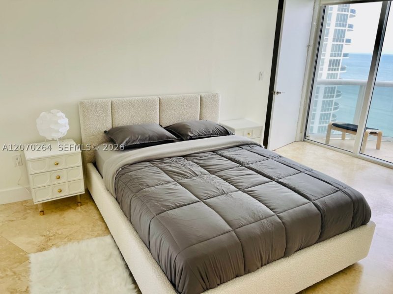 Aluguel de apartamento no Trump Tower Three 2103
