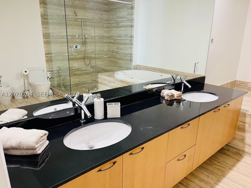 Aluguel de apartamento no Trump Tower Three 2103