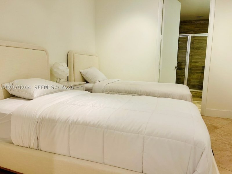 Aluguel de apartamento no Trump Tower Three 2103