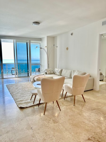 Aluguel de apartamento no Trump Tower Three 2103
