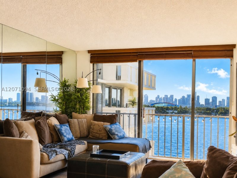 Alquiler de apartamento en South Bay Club 817