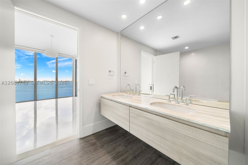 Comprar apartamento en Biscayne Beach 1603