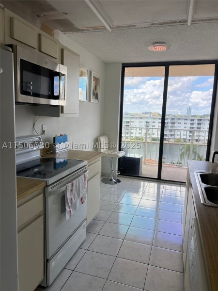 Condo for sale at Winston Towers 702