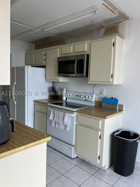 Condo for sale at Winston Towers 702