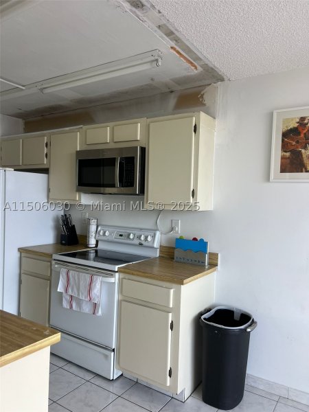 Condo for sale at Winston Towers 702