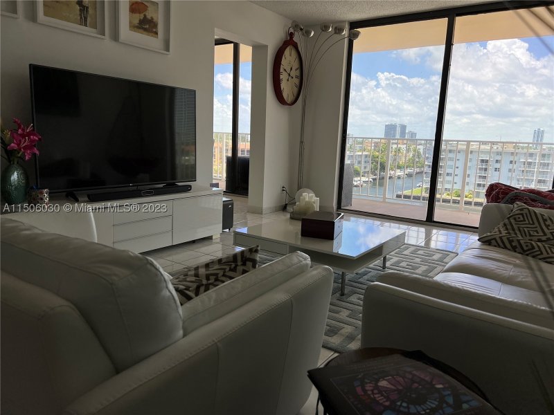 Condo for sale at Winston Towers 702