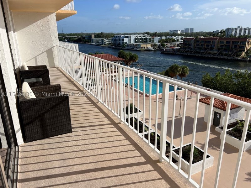 Condo for sale at Winston Towers 702