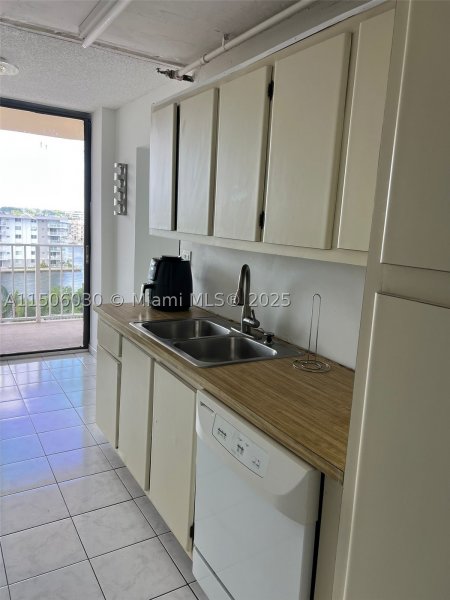 Condo for sale at Winston Towers 702