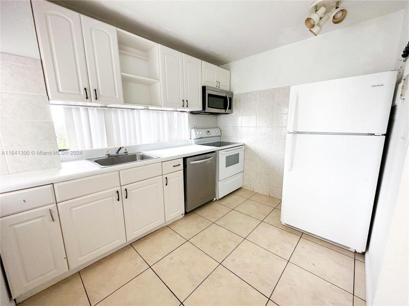 Condo for sale at Plaza of the Americas 915