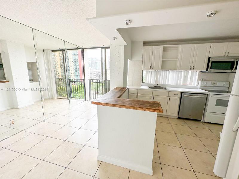 Condo for sale at Plaza of the Americas 915