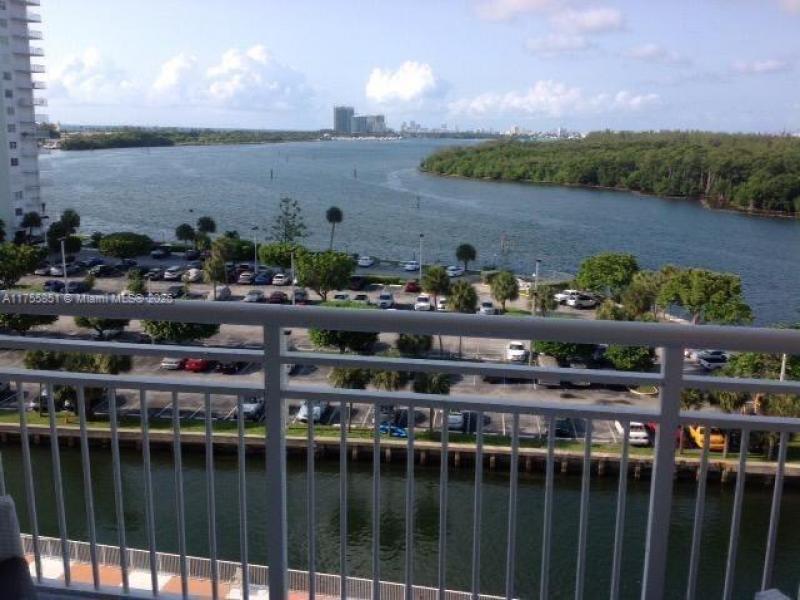 Comprar apartamento en Coastal Towers 810