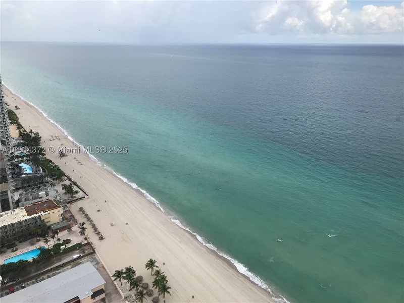 Condo for sale at Trump Royale 5104