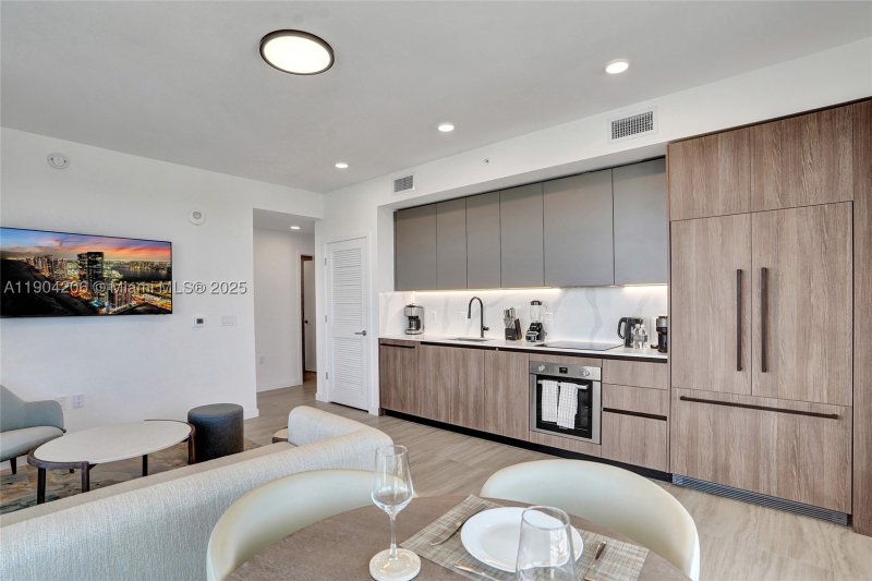 Condo for sale at 72 Park Miami Beach 810