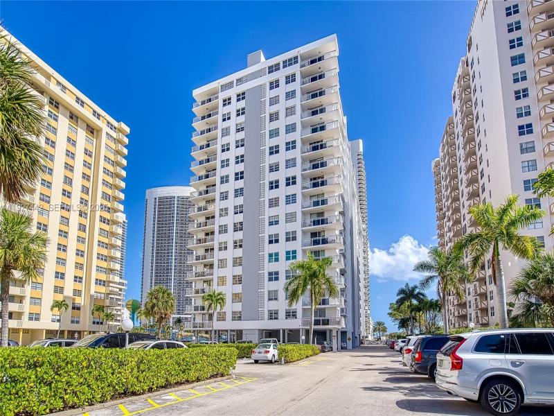 Condo for sale at Plaza Towers South 1405