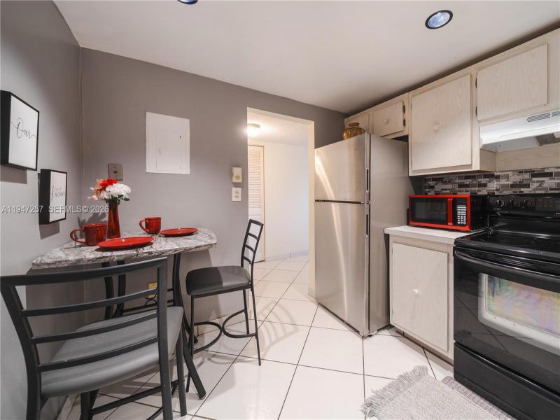 Condo for sale at Hallmark of Hollywood 419