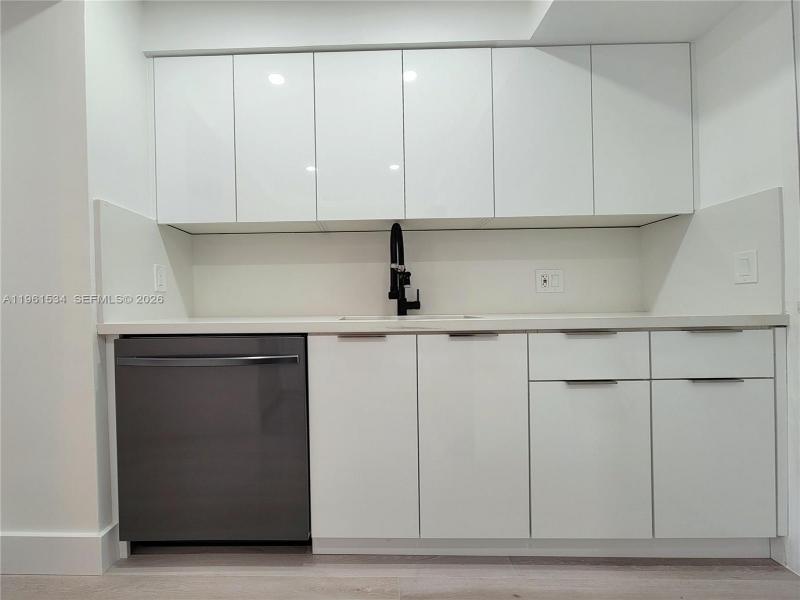 Condo for sale at Alexander Towers 218