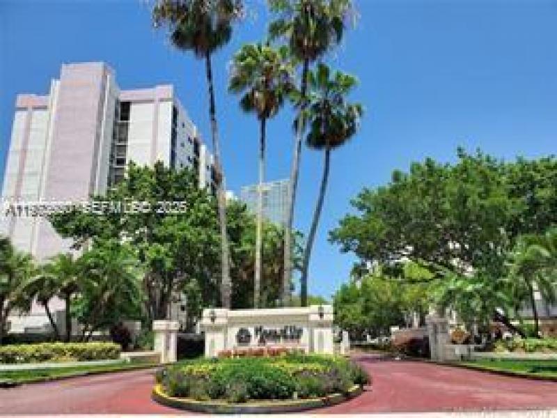 Condo for sale at Plaza of the Americas 126