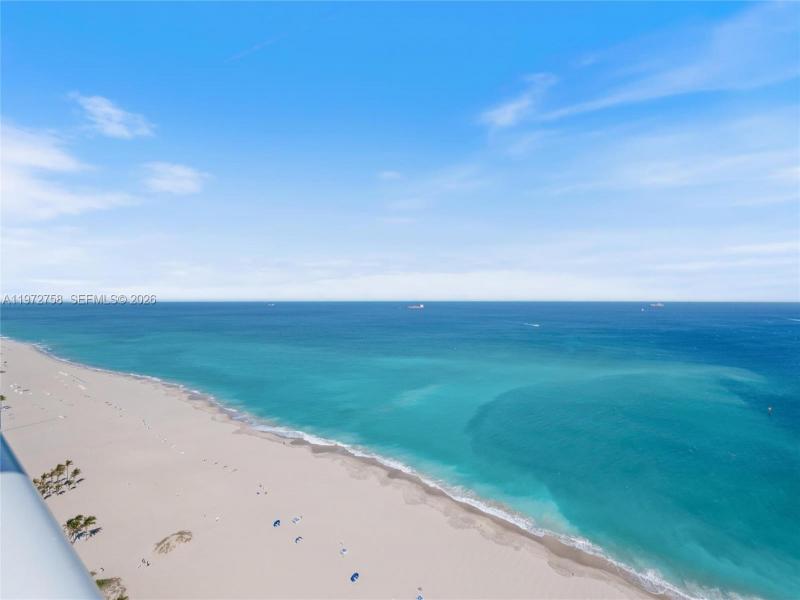 Condo for sale at Point of Americas 3009-10