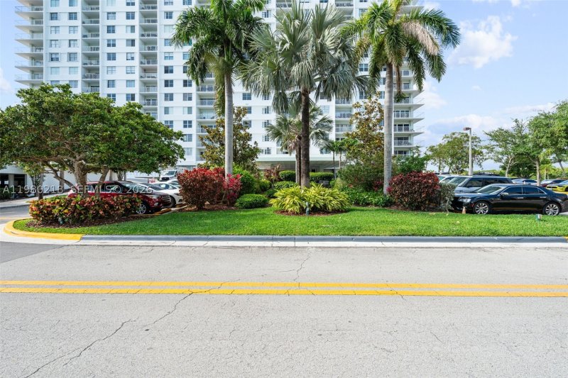 Condo for sale at Arlen House 325