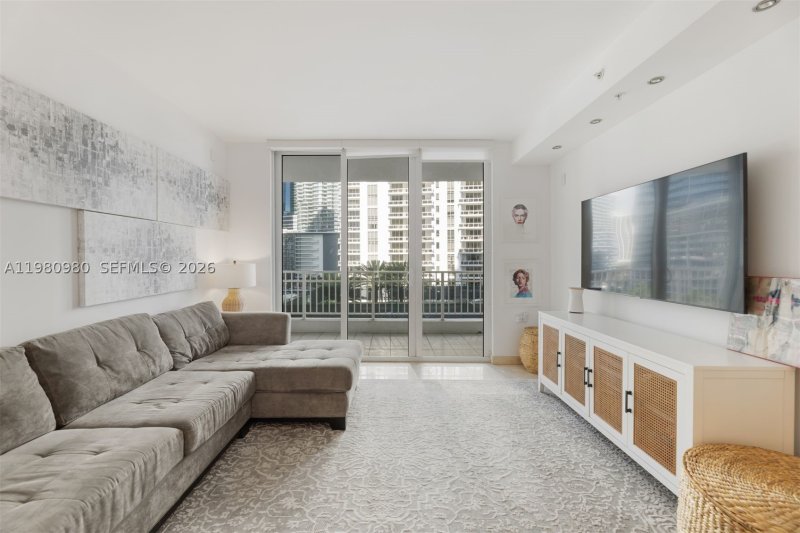 Apartment for rent at Courts Brickell Key 806