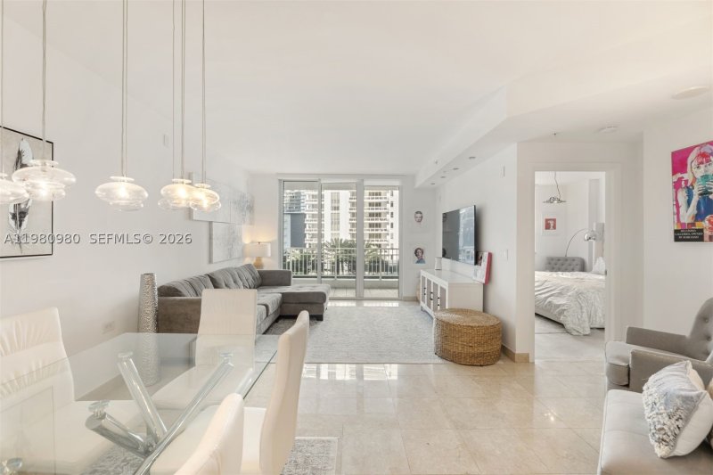 Apartment for rent at Courts Brickell Key 806