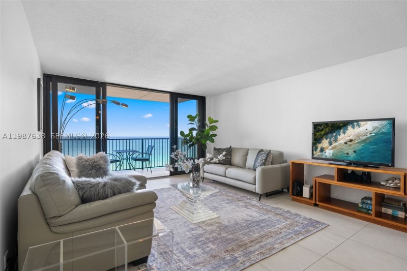Condo for sale at Valencia at Quadomain 1102