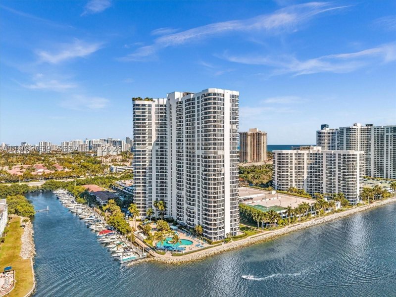 Condo for sale at Mystic Pointe 500 114