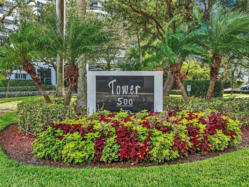 Condo for sale at Mystic Pointe 500 114