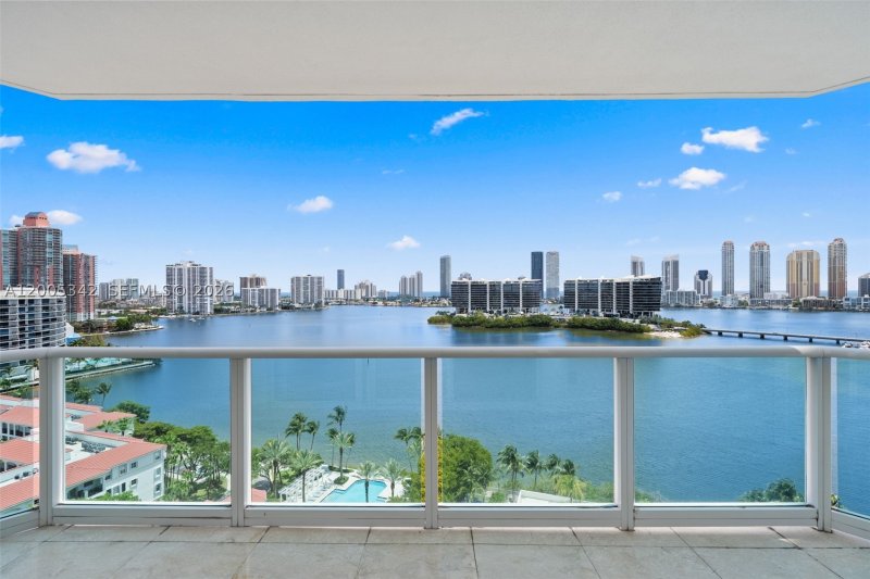 Condo for sale at Peninsula II 1604