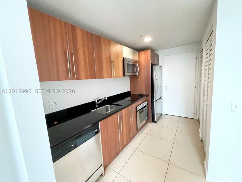 Apartment for rent at Met 1 L-830