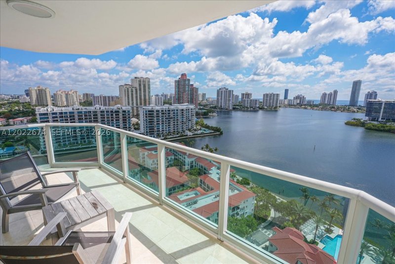 Condo for sale at Peninsula II 2101