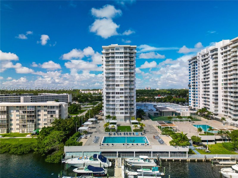 Del Prado Aventura Apt #902