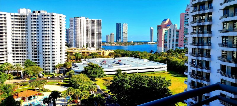 Apartment for rent at Parc Central Aventura 1207