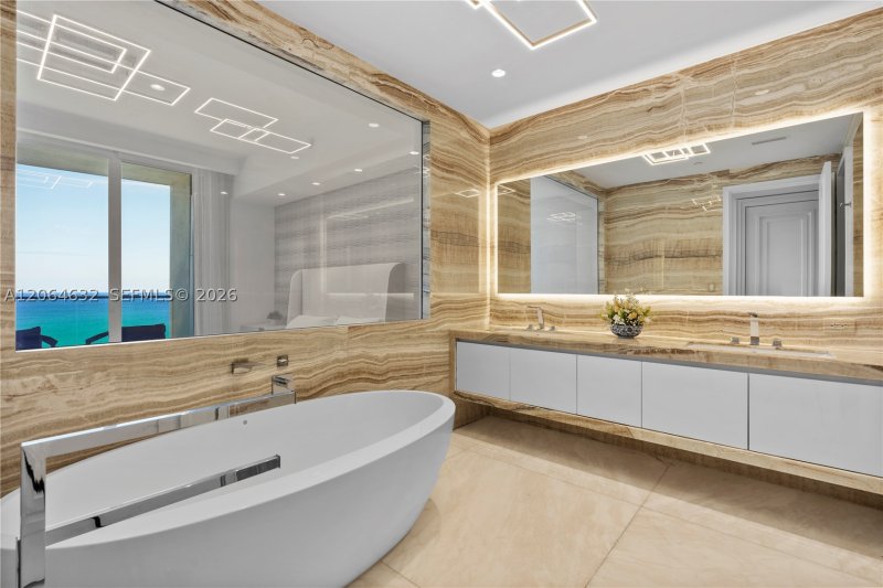 Comprar apartamento no The Estates at Acqualina 1803
