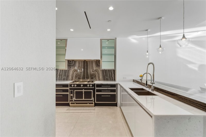 Comprar apartamento no The Estates at Acqualina 1803