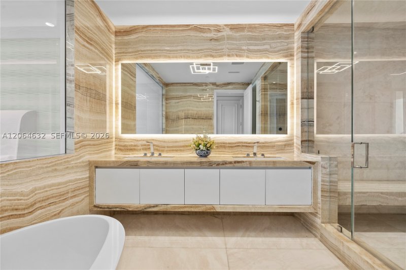 Comprar apartamento no The Estates at Acqualina 1803
